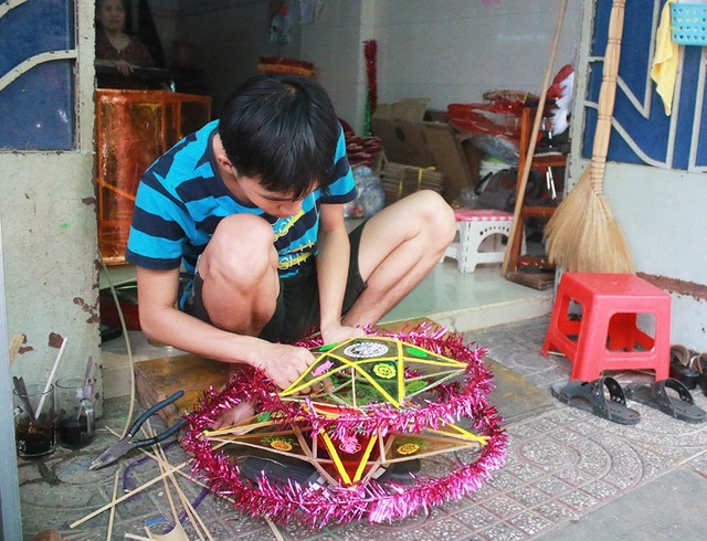 Mỗi năm chỉ ngóng 1 ngày: Nhận 3.000 đơn hàng, chốt tiền trăm triệu - 4
Anh Nguyễn Trọng Hiệp, em của anh Nguyễn Trọng Thành, dán lại chiếc đèn lồng để giao hàng cho khách hàng.