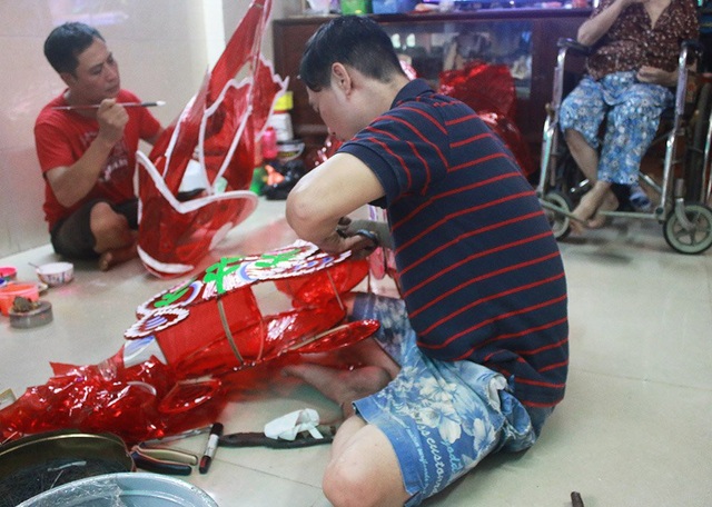 Mỗi năm chỉ ngóng 1 ngày: Nhận 3.000 đơn hàng, chốt tiền trăm triệu - 7
Anh Bình cho hay, gia đình anh sản xuất các mẫu mã đèn lồng phong phú nhằm đáp ứng yêu cầu của khách hàng. Mỗi chiếc đèn lồng có giá vào khoảng từ 10.000 - 100.000 nghìn đồng, tùy theo kích cỡ và độ khó. Ngoài ra, theo anh Bình, có những chiếc đèn khổng lồ có giá từ 1 - 3 triệu đồng.