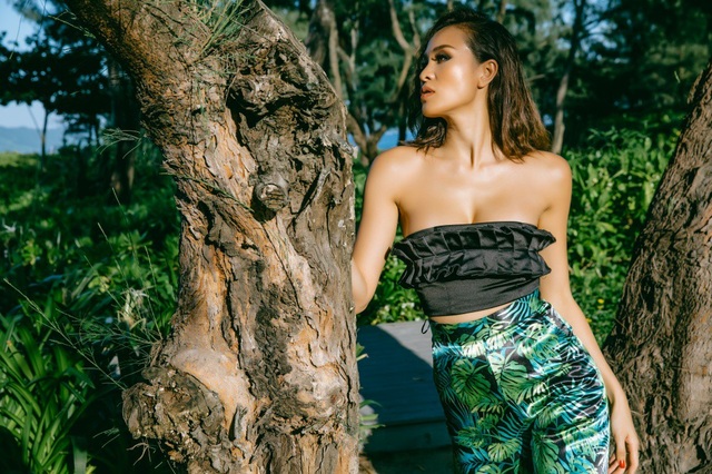 Với khả năng nói tiếng Anh lưu loát và lối dẫn chuyện linh hoạt, Phương Mai khá đắt sô khi được mời làm người dẫn chương trình tại các sự kiện quốc tế. Ở tuổi 28 cô vẫn yêu thích cuộc sống tự do, phóng khoáng, khám phá thế giới chứ chưa có ý định bó buộc mình vào hôn nhân.