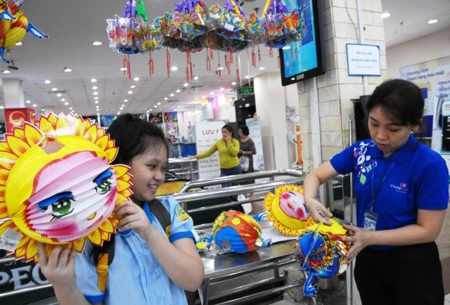 Người dân Bình Định xếp hàng mua bánh trung thu truyền thống - 4 Bên cạnh đó, các loại trò chơi Tết Trung thu cũng ưu tiên hàng Việt Nam.