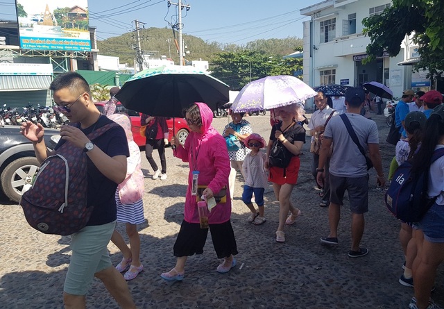 Khánh Hòa: Doanh thu hoạt động du lịch ước đạt hơn 21.500 tỷ đồng - 1 Doanh thu hoạt động du lịch Khánh Hòa ước đạt hơn 21.500 tỷ đồng đến tháng 11/2018