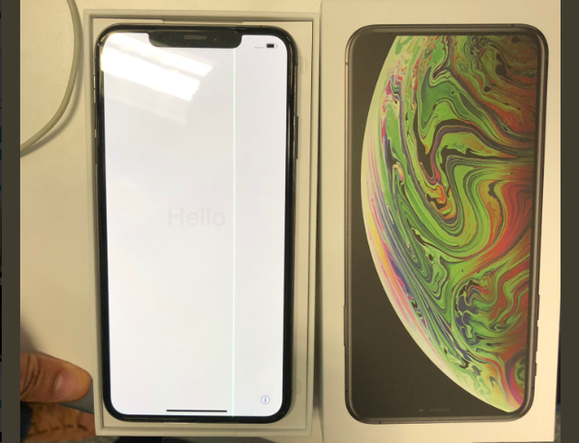 iPhone mới là sản phẩm đáng thất vọng nhất trong lịch sử của Apple? - 4 iPhone XS gặp lỗi màn hình kẻ sọc dù còn mới nguyên.