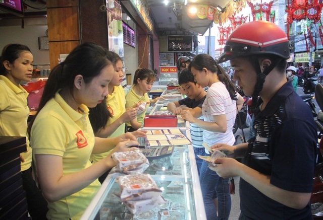 Bảo đảm vệ sinh ATTP là nhiệm vụ thường xuyên - 3 Người dân tỉnh Bình Định yên tâm khi sử dụng bánh trung thu do cơ sở tại địa phương sản xuất.