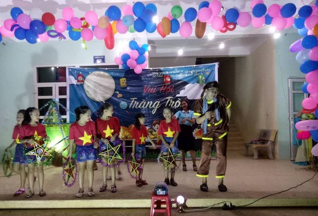 Trung thu ấm áp với học sinh vùng lũ Mường Lát - 6 Dù còn nhiều khó khăn, vất vả, nhưng các em học sinh vẫn được hưởng niềm vui của Tết trung thu