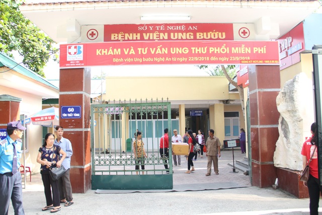 Hơn ngàn người được khám miễn phí để phát hiện ung thư phổi sớm - 1 Đây là năm thứ 2 bệnh viện tổ chức khám miễn phí cho người dân để phát hiện bệnh hiểm nghèo.