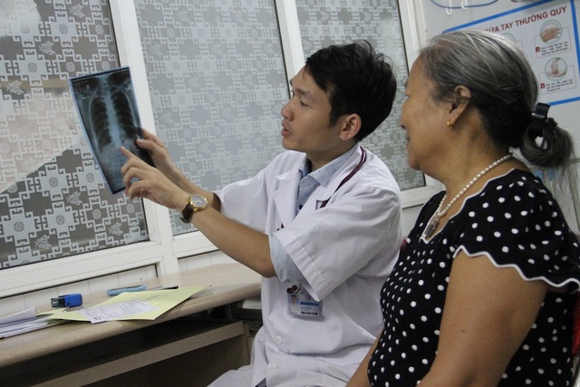 Hơn ngàn người được khám miễn phí để phát hiện ung thư phổi sớm - 4 Các bệnh nhân được khám cơ bản gồm xét nghiệm máu, chụp X-Quang, siêu âm và xét nghiệm chất chỉ điểm khối U.