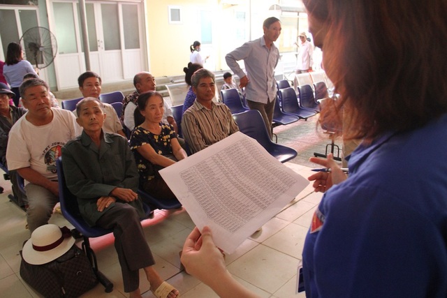 Hơn ngàn người được khám miễn phí để phát hiện ung thư phổi sớm - 2 Các bệnh nhân được đăng ký khám theo danh sách và được khám lần lượt theo thứ tự.