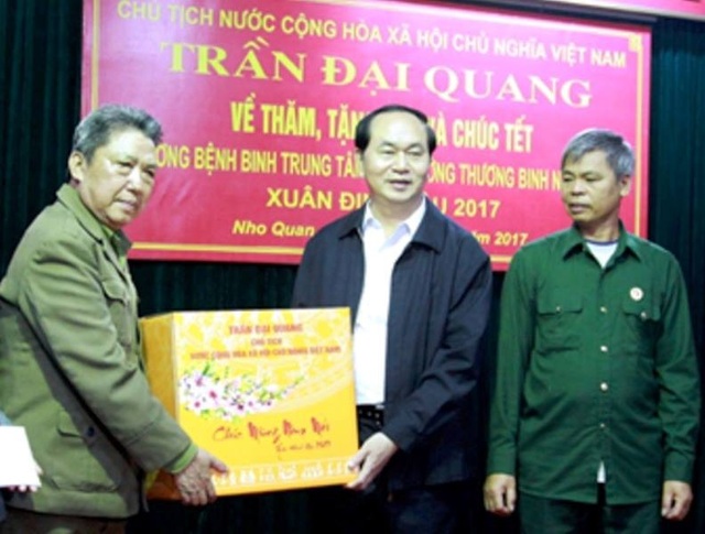 Chủ tịch nước Trần Đại Quang và những chuyến "về nguồn" trên quê hương Ninh Bình - 8
Tri ân những người có công với đất nước, ngày 10/1/2017, Chủ tịch nước Trần Đại Quang đã về Trung tâm điều dưỡng thương binh Nho Quan (huyện Nho Quan, Ninh Bình) thăm và tặng quà Tết Nguyên đán Đinh Dậu cho các cán bộ, thương binh, bệnh binh tại trung tâm.