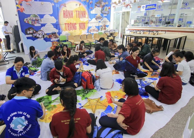 Hàng trăm sinh viên Sài Gòn mang trung thu ấm áp đến trẻ em vùng xa - 1 Đoàn thanh niên và Hội sinh viên Trường ĐH Nguyễn Tất Thành chuẩn bị cho chương trình thiện nguyện chủ đề Hành trình trăng non đến với trẻ em nghèo nhiều tỉnh thành