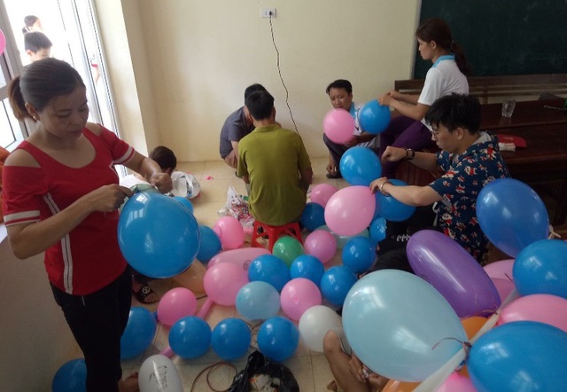 Trung thu ấm áp với học sinh vùng lũ Mường Lát - 4 Sau những giờ lên lớp, các thầy cô giáo tập trung chuẩn bị trung thu cho học sinh