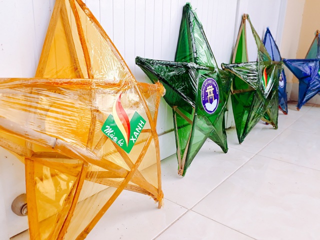 Hàng trăm sinh viên Sài Gòn mang trung thu ấm áp đến trẻ em vùng xa - 4 Những chiếc lồng đèn mang nhiều ý nghĩa cho trẻ em nghèo