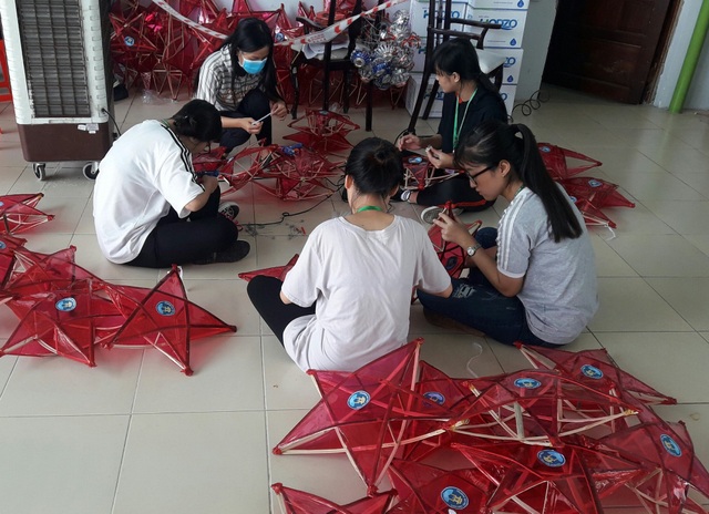 Hàng trăm sinh viên Sài Gòn mang trung thu ấm áp đến trẻ em vùng xa - 3 Một nhóm sinh viên Trường ĐH Văn Hiến chuẩn bị nhiều lồng đèn để tặng học trò nghèo tỉnh Đồng Tháp