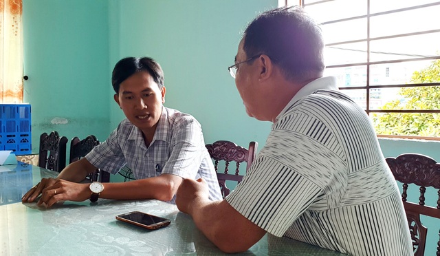 Đội kiểm tra quy tắc huyện xin tiền doanh nghiệp để... đi học tập kinh nghiệm - 2 Ông Bui Trọng Nin (bên trái) trao đổi với PV Dân trí
