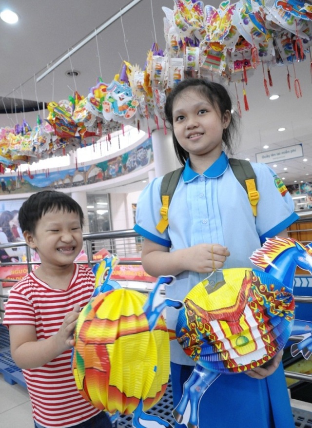 Bảo đảm vệ sinh ATTP là nhiệm vụ thường xuyên - 4 Các đồ chơi trẻ em dịp Tết Trung thu cũng được các bậc phụ huynh quân tâm ưu tiên mua hàng rõ nguồn gốc và hàng Việt Nam.
