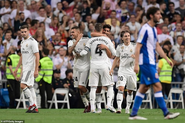 Real Madrid 1-0 Espanyol: Người hùng Asensio - 5
Niềm vui chiến thắng của các cầu thủ Real Madrid
