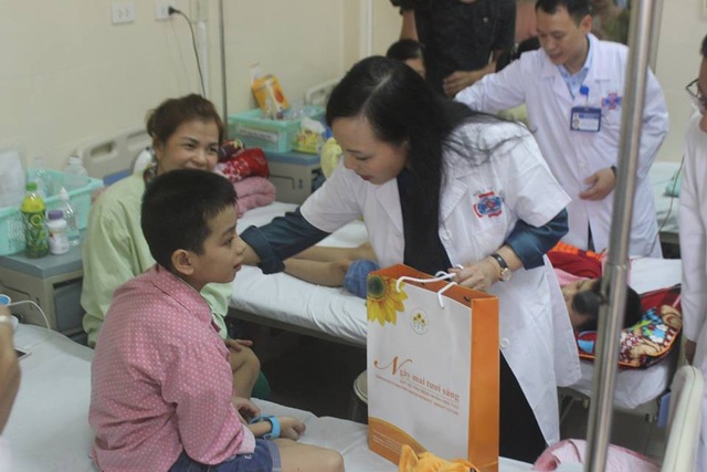 Điều kì diệu viết tiếp sau câu chuyện Thiếu uý ung thư nhường sự sống cho con - 3 Bộ trưởng Bộ Y tế Nguyễn Thị Kim Tiến thăm và tặng quà các bệnh nhi Khoa Nhi - Bệnh viện K nhân dịp Tết Trung Thu.