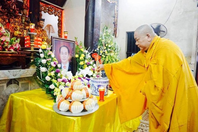 Hàng trăm người tụng kinh cầu siêu, tưởng nhớ Chủ tịch nước - 1
Lễ dâng hương và tụng kinh cầu siêu cho hương linh Chủ tịch nước Trần Đại Quang tối 22/9 tại Ninh Bình.