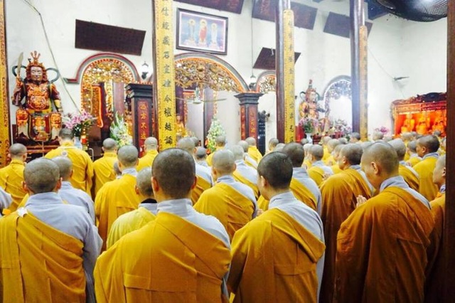 Hàng trăm người tụng kinh cầu siêu, tưởng nhớ Chủ tịch nước - 4 Hàng trăm người tụng kinh cầu siêu, tưởng nhớ Chủ tịch nước - 4