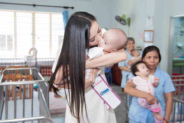 Trần Tiểu Vy rơi nước mắt khi đến trao quà cho trẻ tàn tật, mồ côi - 4 Tiểu Vy khá xúc động khi được gặp gỡ và chứng kiến cuộc sống của các em nơi đây.