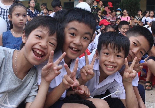 Đà Nẵng: Trao học bổng và quà Tết Trung thu đến trẻ em nghèo vùng núi - 5 Các em học sinh ở xã miền núi của Đà Nẵng đã có một Tết Trung thu vui và ấm áp