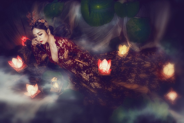 Hoa khôi Nam Bộ hóa Phú Sát Hoàng Hậu “Diên hi công lược” trong ảnh Trung thu - 5 Riêng màn khói trắng và việc dàn dựng không gian đã ngốn không ít thời gian của nguyên một ekip.