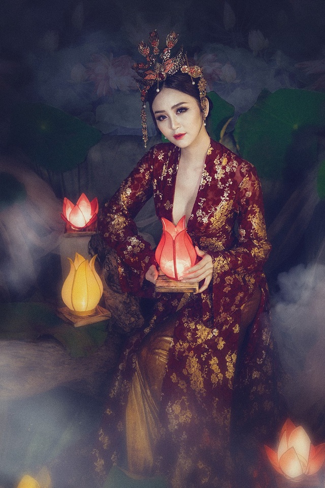 Hoa khôi Nam Bộ hóa Phú Sát Hoàng Hậu “Diên hi công lược” trong ảnh Trung thu - 6 Người đẹp được thiết kế riêng chiếc váy nhung và lụa thun ánh kim đầy sang trọng và vô cùng lung linh tôn sự mềm mại, quyến rũ.