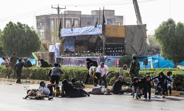 Khoảnh khắc các tay súng tấn công đoàn diễu binh Iran, ít nhất 25 người chết - 1
(Ảnh: AFP)