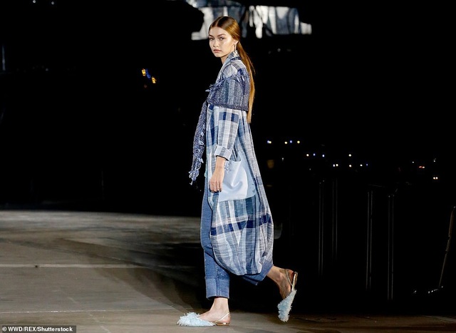 Gigi và các bạn thân diễn trong show của Missoni