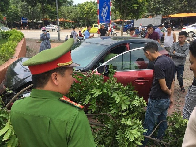 Vừa bị phạt 22,5 triệu đồng, tài xế xe Mazda3 náo loạn Cầu Diễn lại gây tai nạn - 1
Cảnh sát 113 tại hiện trường xe Mazda3 gây tai nạn tại phường Trung Văn, quận Nam Từ Liêm