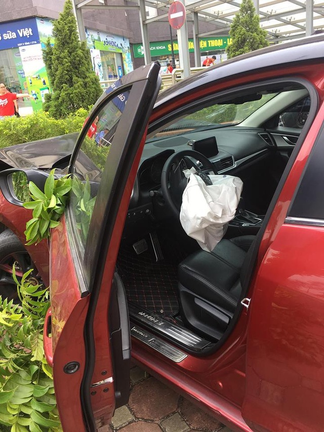 Vừa bị phạt 22,5 triệu đồng, tài xế xe Mazda3 náo loạn Cầu Diễn lại gây tai nạn - 2
Túi khí xe trên xe Mazda3 nổ sau tai nạn