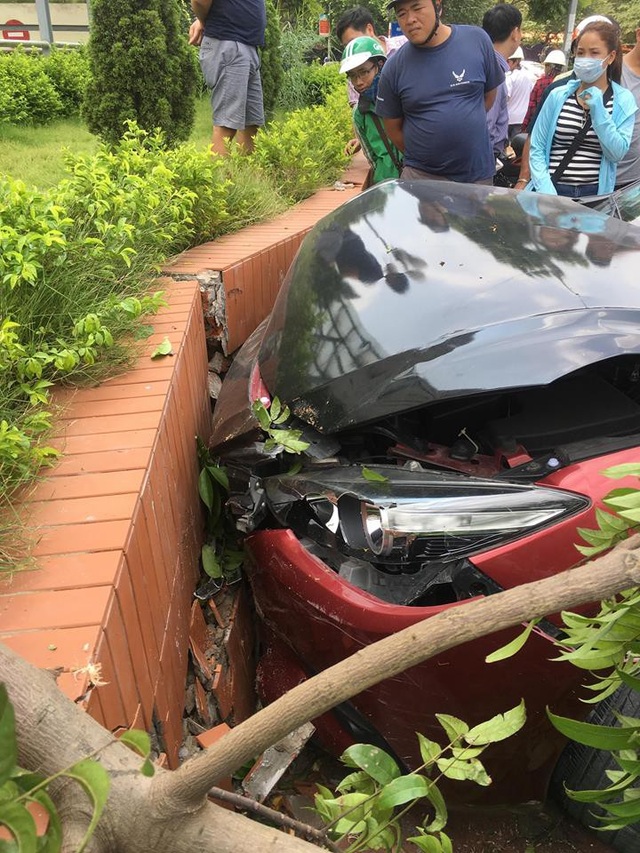 Vừa bị phạt 22,5 triệu đồng, tài xế xe Mazda3 náo loạn Cầu Diễn lại gây tai nạn - 3
Sau khi gây tai nạn, tài xế xe Mazda3 đã bỏ lại xe và rời khỏi hiện trường
