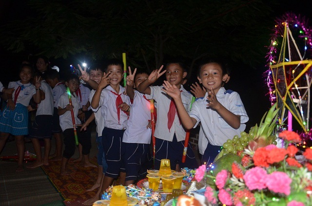 Quảng Bình: Mang niềm vui Trung thu đến với học sinh nghèo, trẻ em dân tộc - 8 Các chương trình Trung thu đầy ý nghĩa thực sự đã mang lại niềm vui, niềm động viên tinh thần cho các em học sinh vùng khó khăn