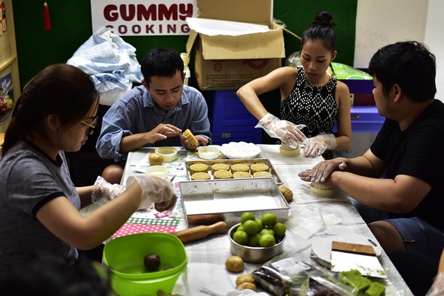 Giới trẻ đổi gu, thích ăn bánh trung thu tự làm - 1 Các bạn trẻ có cách thưởng thức trung thu rất khác, “Bọn mình năm nay muốn ăn trung thu một cách chủ động và nhiều trải nghiệm”, bạn Nhật Nhật chia sẻ.