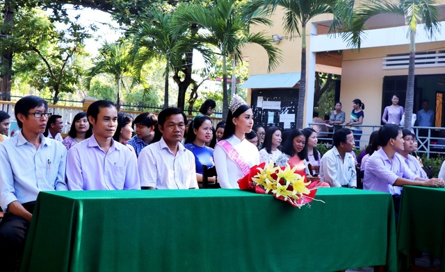 Hoa hậu Trần Tiểu Vy về thăm trường cũ, tặng quà các học sinh xuất sắc - 1 Hoa hậu Trần Tiểu Vy về thăm trường cũ, tặng quà các học sinh xuất sắc - 1