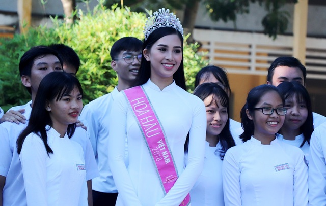 Hoa hậu Trần Tiểu Vy về thăm trường cũ, tặng quà các học sinh xuất sắc - 4 Hoa hậu Trần Tiểu Vy chụp hình lưu niệm cùng các em học sinh của trường