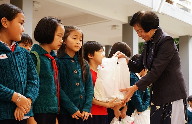 Báo Dân trí đem trung thu đến với học sinh mồ côi, khó khăn ở xứ ngàn thông - 4 Tại buổi trao quà, nhà giáo ưu tú Thái Thị Hạnh, Chủ tịch Hội khuyến học TP Đà Lạt (Lâm Đồng) nhận xét, dù là thành phố du lịch nổi tiếng nhưng tại Đà Lạt còn có rất nhiều hoàn cảnh khó khăn, vì thế những hoạt động của báo Dân trí rất ý nghĩa và thiết thực.