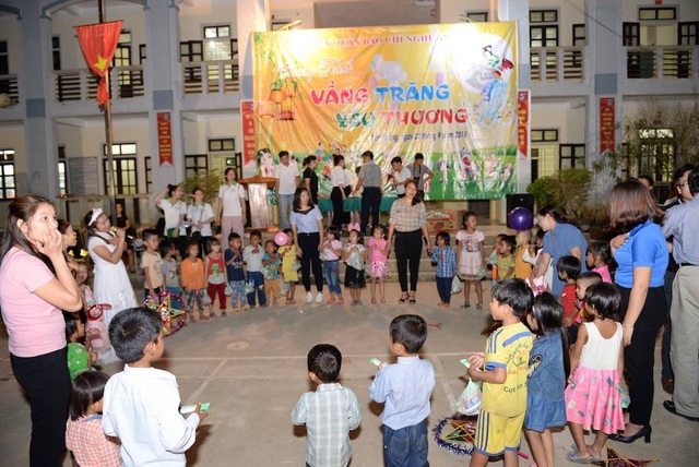 Mang Trung thu đến trẻ em nghèo vùng biên xứ Nghệ - 3 Trung thu đến với những trẻ em nghèo vùng biên.