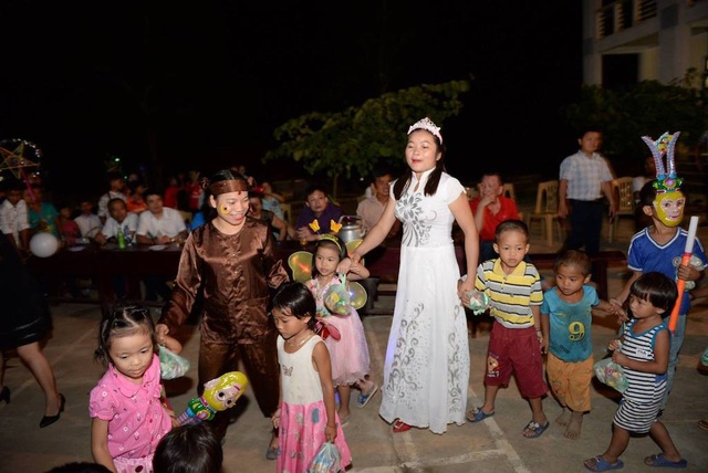 Mang Trung thu đến trẻ em nghèo vùng biên xứ Nghệ - 6 Vui chơi cùng các em nhỏ.