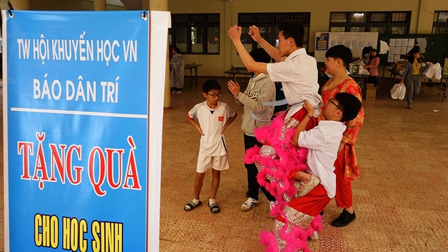 Báo Dân trí đem trung thu đến với học sinh mồ côi, khó khăn ở xứ ngàn thông - 5 Để chuẩn bị cho một trung thu trọn vẹn, các bé còn chủ động tập luyện múa lân để thi với nhau và cũng để biểu diễn cho thầy cô và các bạn xem