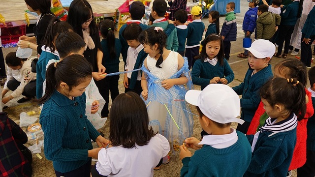 Báo Dân trí đem trung thu đến với học sinh mồ côi, khó khăn ở xứ ngàn thông - 7 Cùng nhau thiết kế trang phục dự thi cho lớp