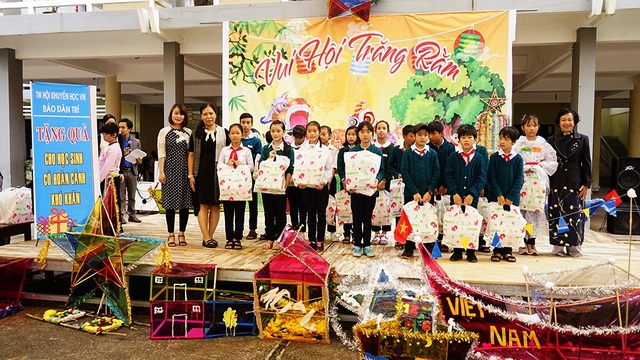Báo Dân trí đem trung thu đến với học sinh mồ côi, khó khăn ở xứ ngàn thông - 9 Các hoạt động diễn ra đều là những nỗ lực hết mình của các nhà hảo tâm, các thầy cô mong muốn cho các em có một mùa trung thu an lành, trọn vẹn như bao trẻ em khác
