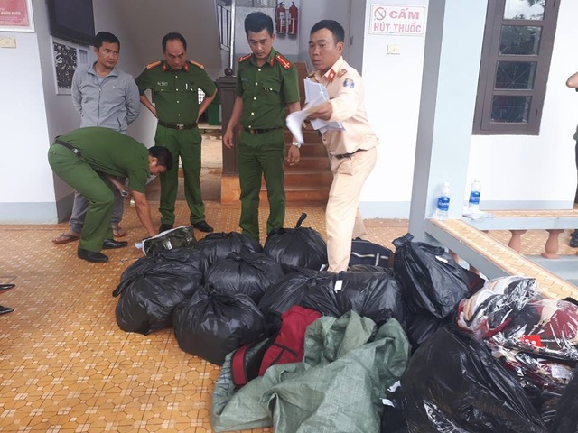 Phát hiện nhiều hàng cấm trên xe của hai đối tượng tự xưng nhà báo - 1 Lực lượng chức năng thu giữ tang vật của vụ viêc