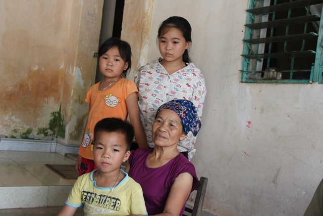 Mẹ chết vì điện giật, bố ra đi vì tai nạn giao thông, ba con sống cảnh bơ vơ đói khát - 4 Chỗ dựa duy nhất của các em là ông bà nội đã già yếu.