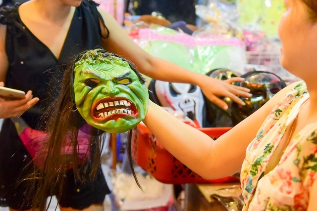 Mặt nạ kinh dị nhan nhản ở phố Hàng Mã trong đêm Trung thu - 7
Một người bán hàng cho biết diện tích bày hàng có hạn nên chỉ treo những loại nào khách ưa thích, bán chạy nhất.
