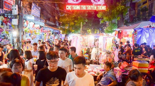 Mặt nạ kinh dị nhan nhản ở phố Hàng Mã trong đêm Trung thu - 1
Tối 24/9, đúng tối Rằm Trung thu 15/8 Âm lịch, phố cổ Hàng Mã, Hàng Lược (Hà Nội) kín đặc người, chủ yếu là các thanh niên đến tận hưởng không khí đêm trăng rằm.
