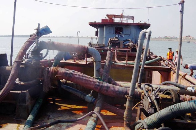 Bắt giữ tàu hút cát trái phép "khủng" trên biển - 2 Trên chiếc tàu này có đến 17 máy hút cát đang hoạt động