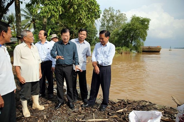 Phó Thủ tướng: “Hết sức chủ động ứng phó với lũ trong thời gian tới” - 1 Phó Thủ tướng Trịnh Đình Dũng, Bộ trưởng Bộ Nông nghiệp và Phát triển nông thôn, Thứ trưởng Bộ Tài nguyên và Môi trường đi thị sát lũ Đồng bằng sông Cửu Long (Ảnh: PL)