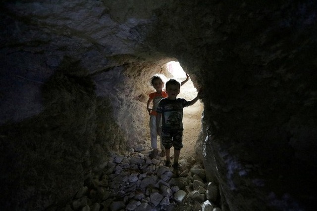 Canh bạc của Thổ Nhĩ Kỳ ở Syria - 1
Trẻ em trong chiếc hang trú tạm ở Idlib - Syria Ảnh: REUTERS