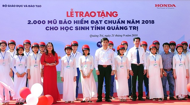 2.000 học sinh Quảng Trị được tặng mũ bảo hiểm - 1 Tính từ tháng 3/2018 đến nay đã có gần 10.000 mũ bảo hiểm được Honda Việt Nam phối hợp trao tặng cho học sinh, sinh viên, thanh niên và người dân trên cả nước.