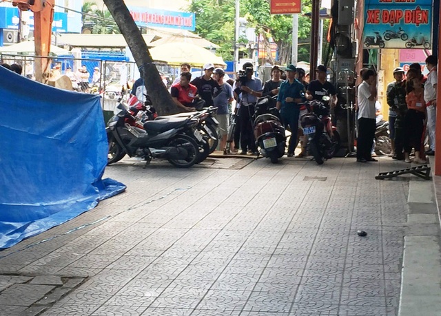 Vật thể lạ giống mìn chỉ là pháo giấy để múa lân - 2
Vật thể lạ nghi là mìn trước cửa hàng xe máy khiến cả khu náo loạn.